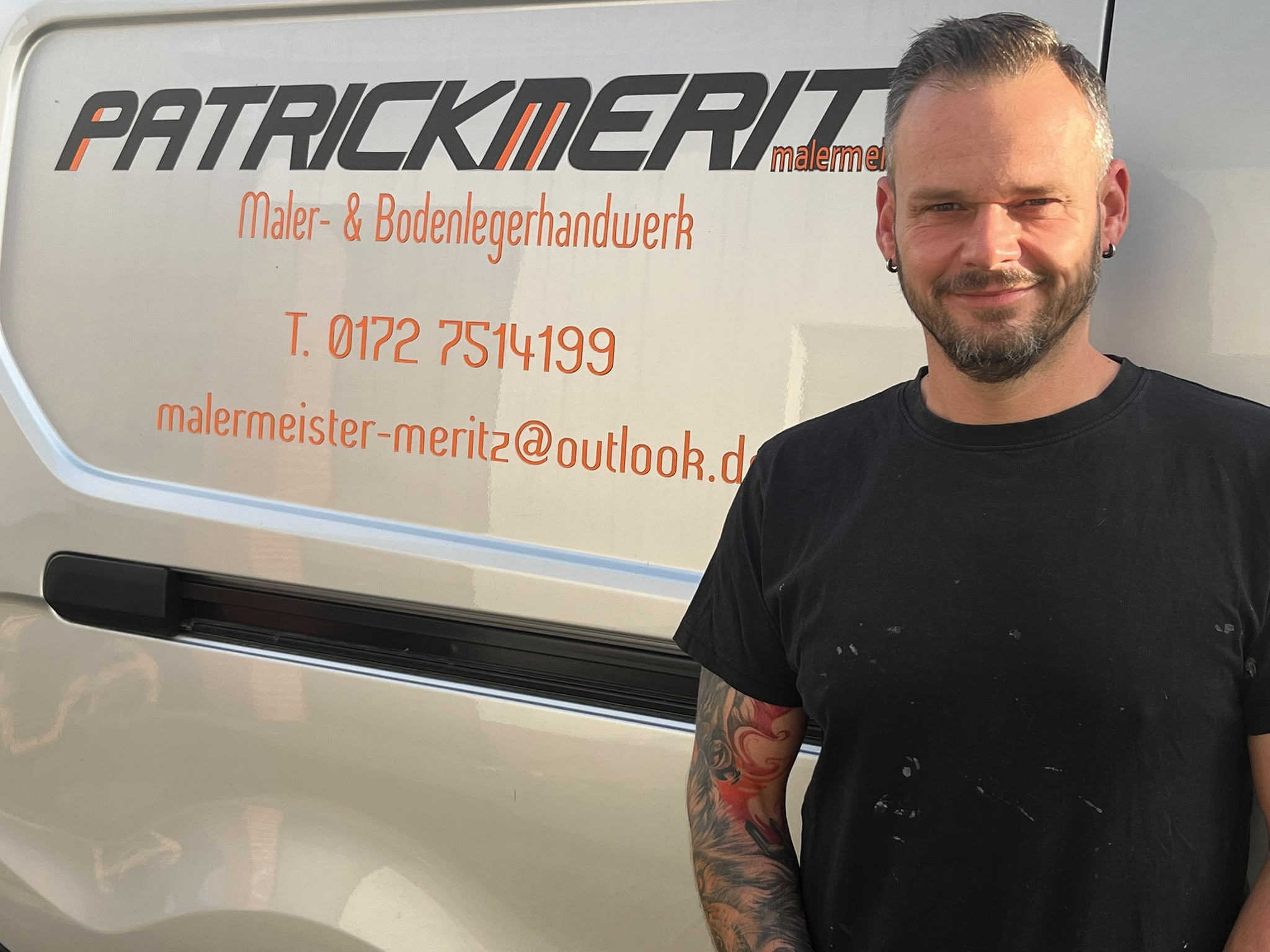Patrick Meritz — Malermeister vor seinem Firmenfahrzeug